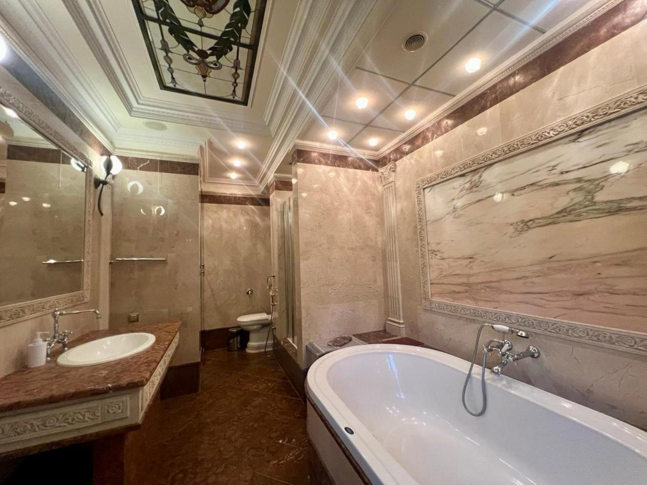 Apartments Rentals Ukraine On Kreshchatik Kiev Esterno foto